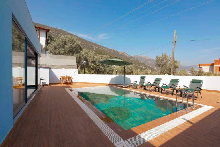A Homeowner’s Manual for Affordable Swimming Pool Building